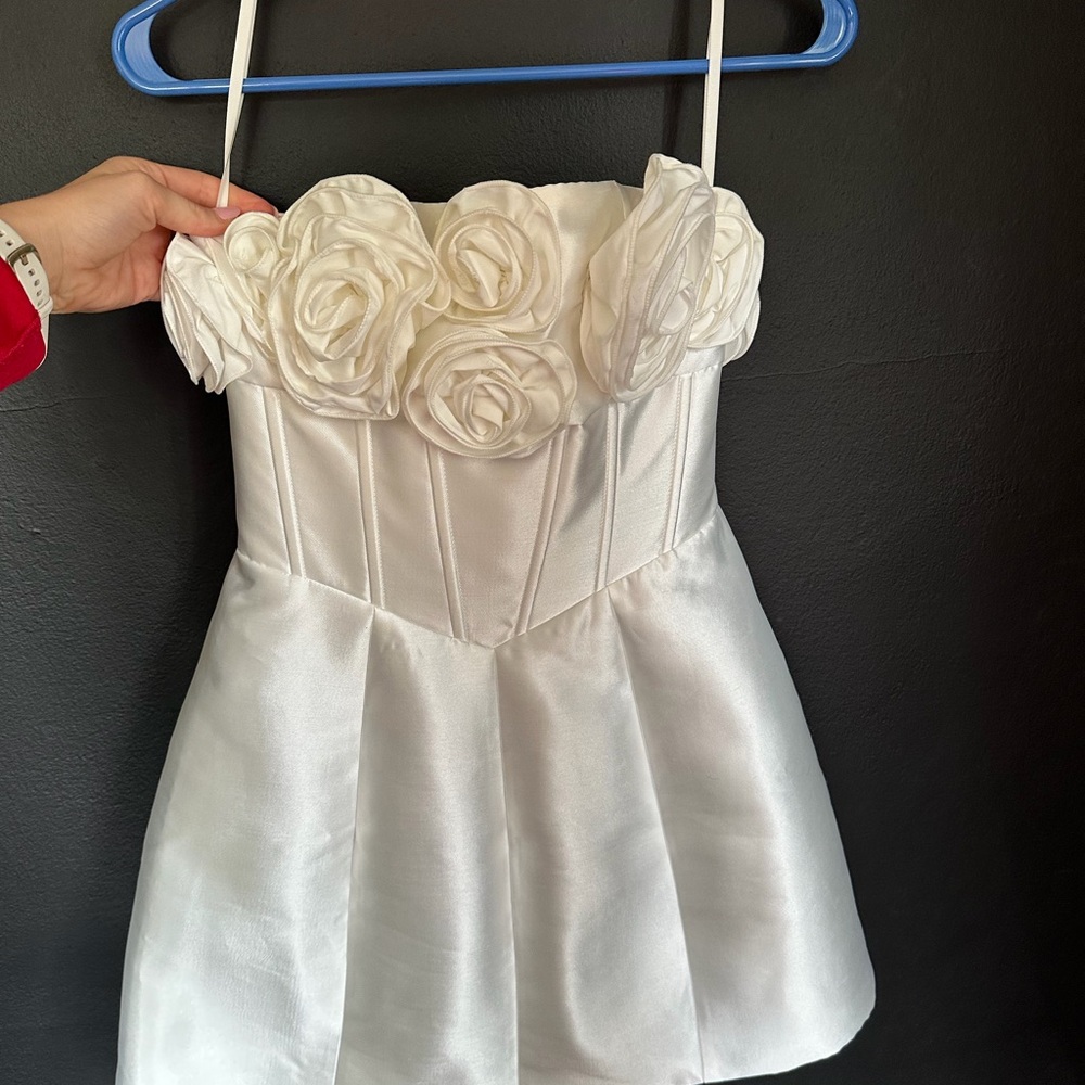 Elegant Strapless White Floral Mini Dress